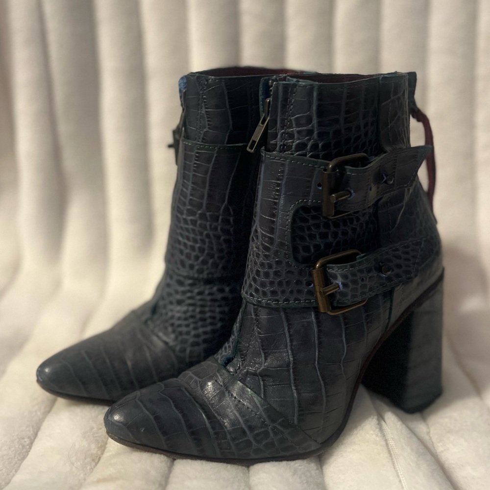 Freebird Joey leather bootie in turquoise.